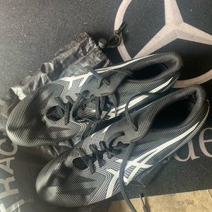 Men’s Ascis track spikes in great shape size 10 black. Great for any sprinter.